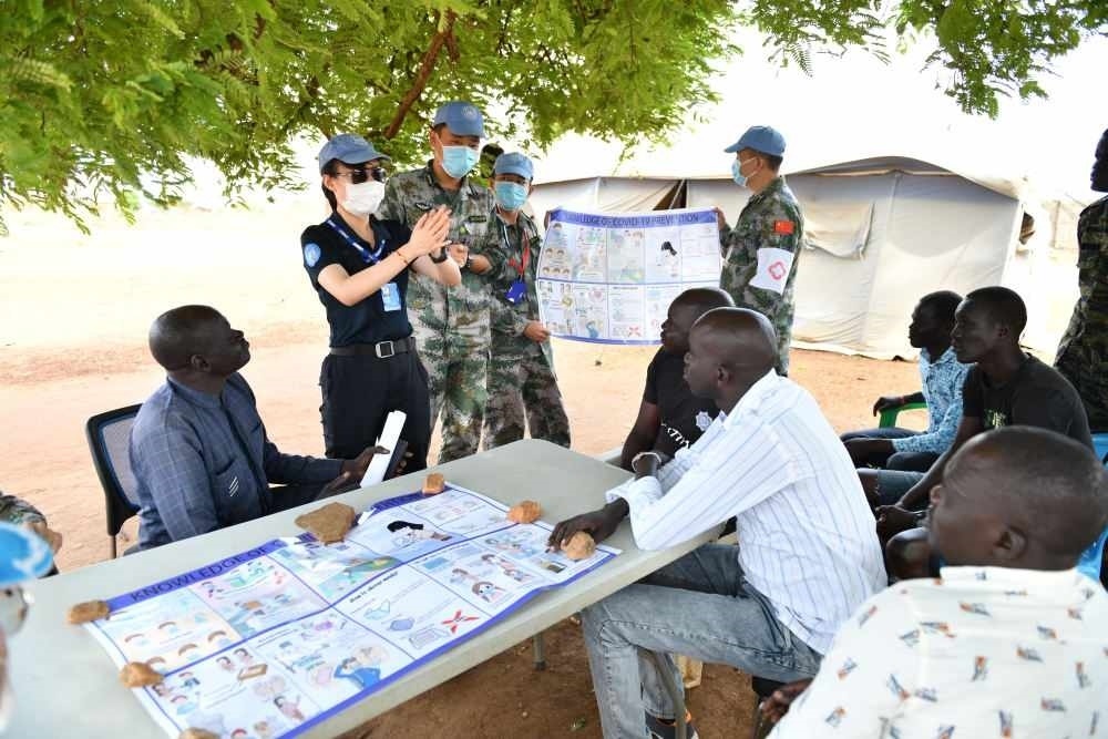 2020年3月，在南蘇丹首都朱巴，執(zhí)行聯(lián)合國維和任務(wù)的中國維和警察廖潔給當?shù)鼐熘v解防疫知識。