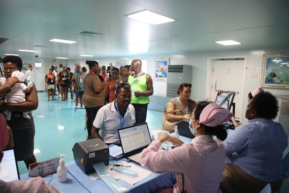 2024年7月8日，塞舌爾民眾在中國海軍“和平方舟”號醫(yī)院船上排隊就診。