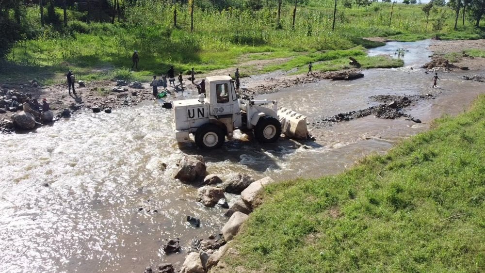 2023年6月7日，在剛果（金）南基伍省卡萊亥地區(qū)，中國第26批赴剛果（金）維和工兵分隊官兵進行施工作業(yè)。