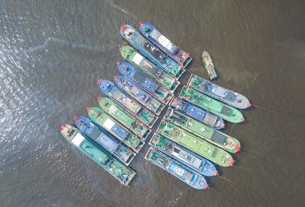 9月4日，船只在海南省海口市新港碼頭?？勘茱L(fēng)（無(wú)人機(jī)照片）。新華社記者 蒲曉旭 攝