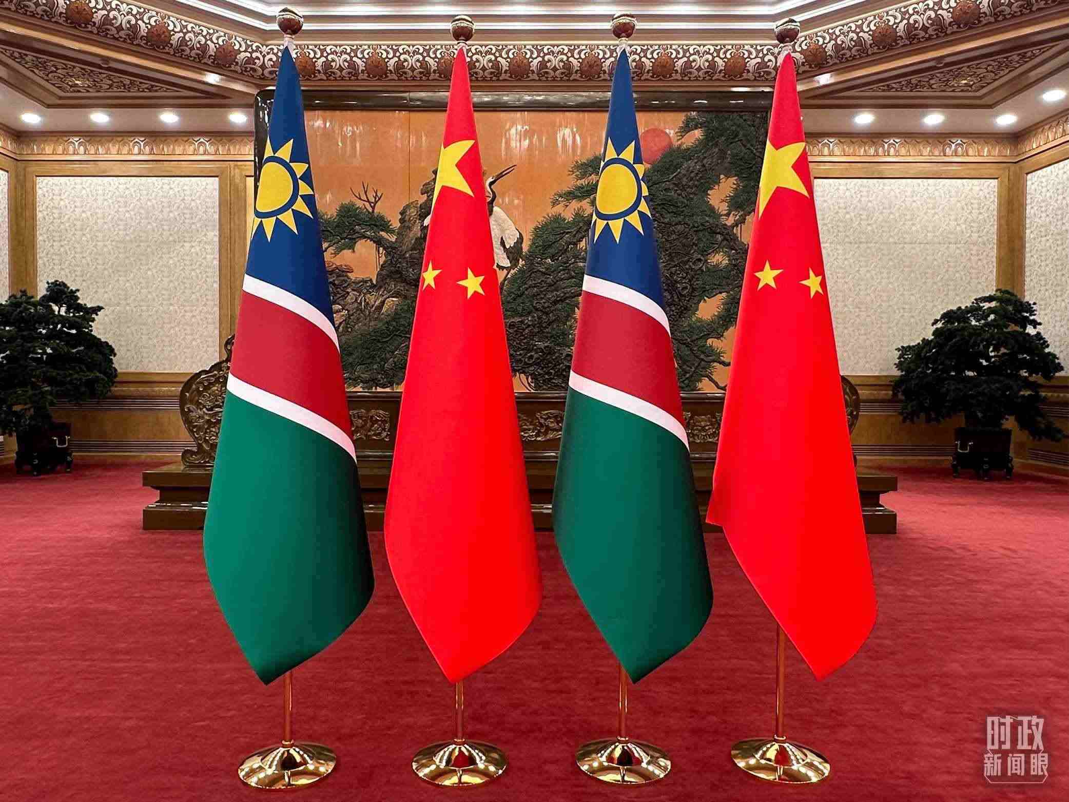  △雙邊會(huì)見現(xiàn)場(chǎng)的中國和納米比亞國旗。（總臺(tái)央視記者范一鳴拍攝）