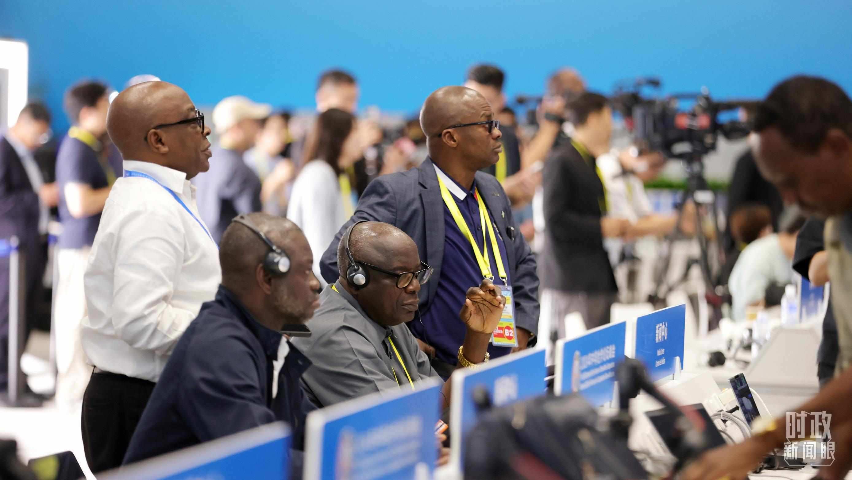  △媒體記者在人民大會(huì)堂和新聞中心參與峰會(huì)報(bào)道。（總臺(tái)央視記者范一鳴、魏幫軍拍攝）