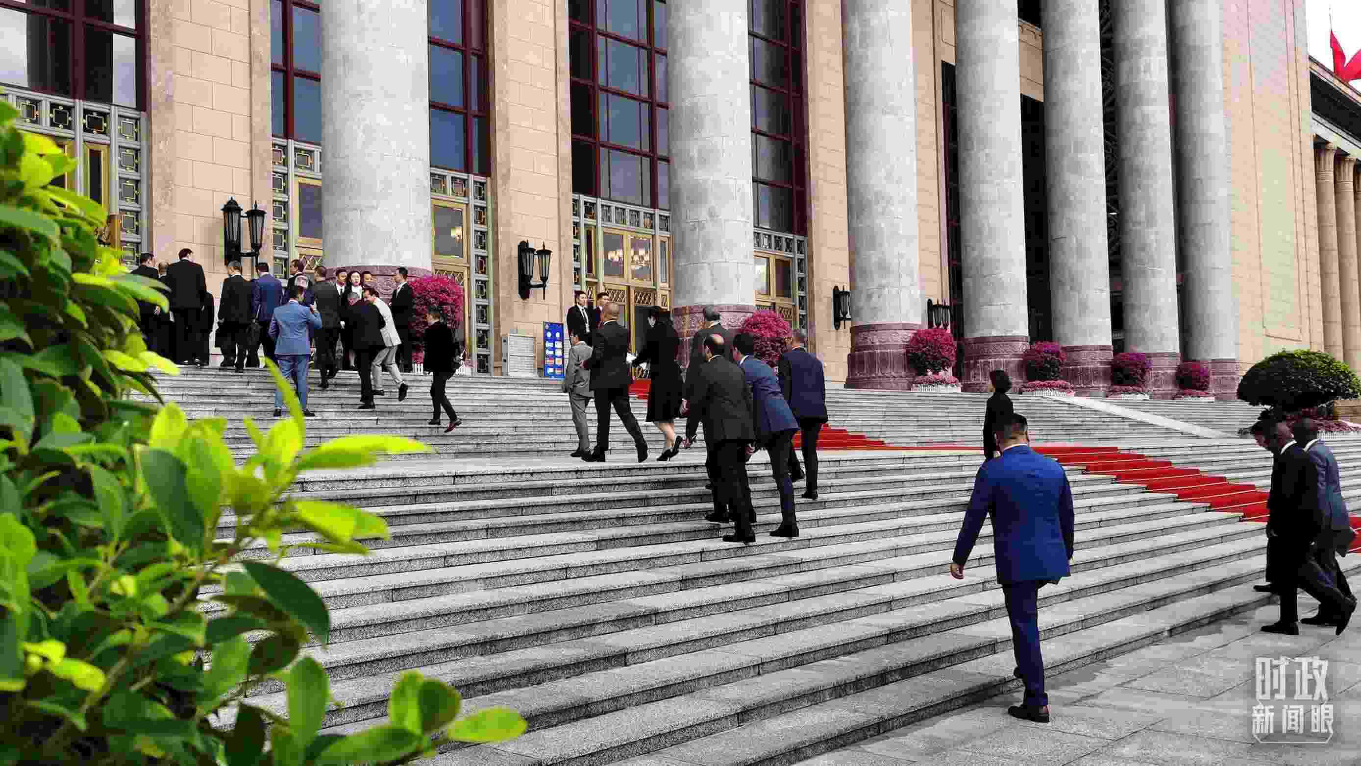  △與會(huì)者正在步入會(huì)場(chǎng)。（總臺(tái)央視記者郭鴻拍攝）