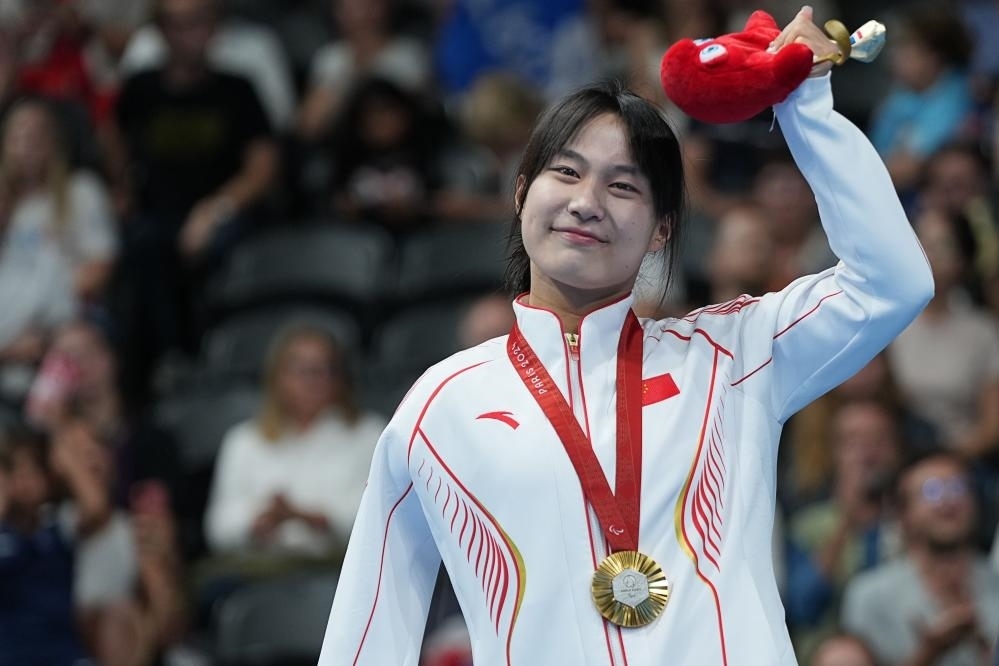 9月4日，蔣裕燕在巴黎殘奧會游泳女子100米自由泳S7級頒獎儀式上。新華社記者 熊琦 攝