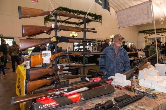 這是2022年1月22日在美國達拉斯槍展上拍攝的槍支。新華社發(fā)（李琳攝）