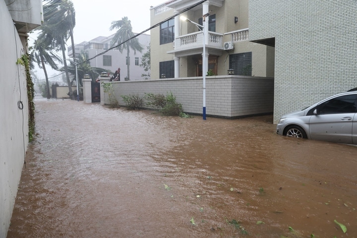 臺風“摩羯”導致海南部分地區(qū)出現(xiàn)洪澇。新華社記者 張麗蕓 攝