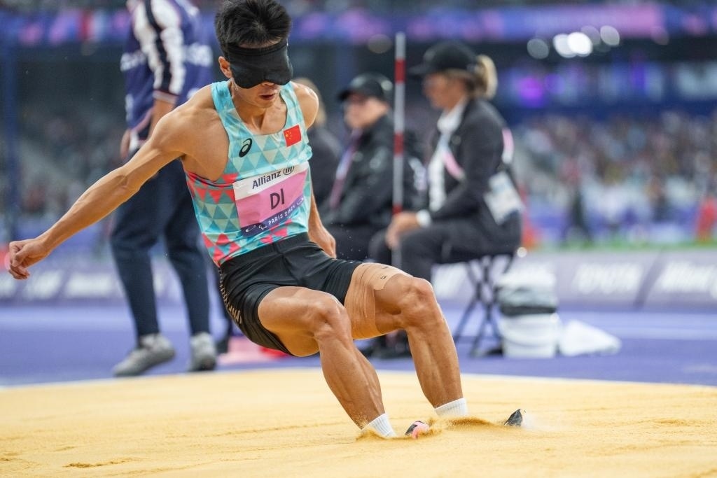 8月30日，邸東東在巴黎殘奧會田徑男子跳遠T11級決賽中試跳。新華社記者 黃偉 攝