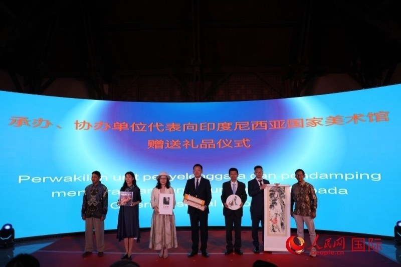 在展覽開幕式現(xiàn)場(chǎng)，本次展覽的承辦、協(xié)辦單位代表向印尼國家美術(shù)館贈(zèng)送禮品。人民網(wǎng)記者 曹師韻攝