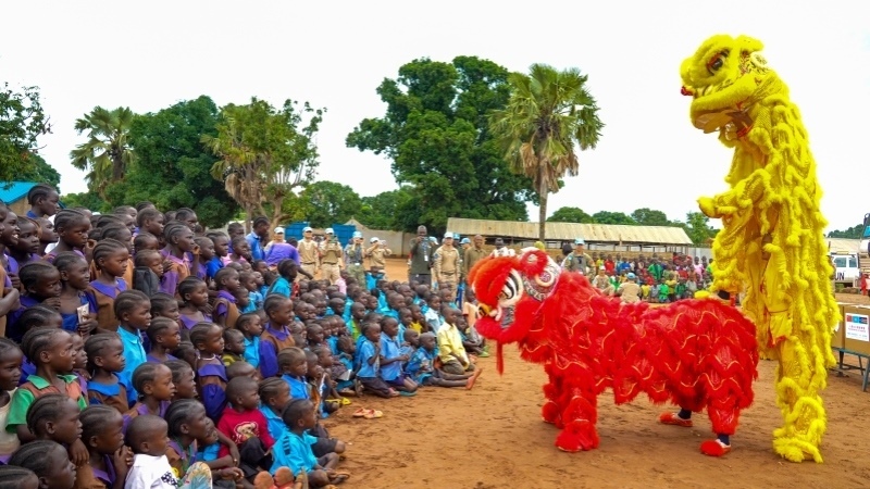 舞獅活動(dòng)引發(fā)現(xiàn)場(chǎng)熱烈掌聲。謝坤攝