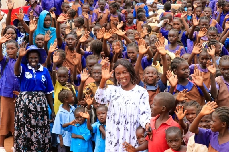 學(xué)校師生送別維和官兵。王軍杰攝