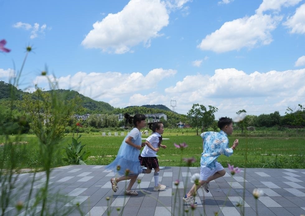 兒童在余姚市梁弄鎮(zhèn)的田野間奔跑（7月3日攝）。新華社記者翁忻旸 攝