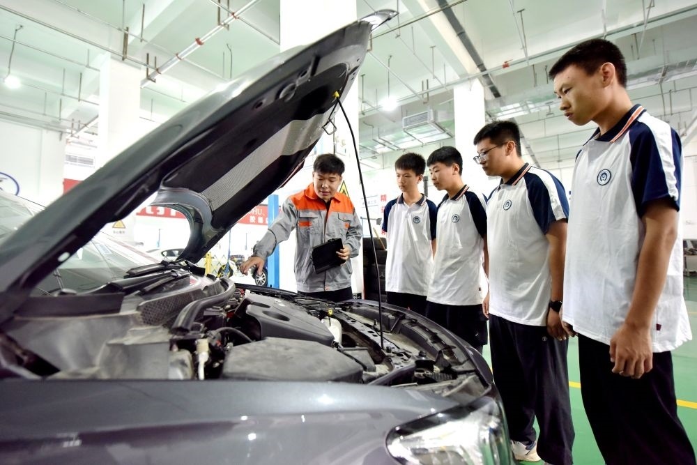 2024年6月7日，河北省邢臺(tái)市威縣職業(yè)技術(shù)教育中心教師在指導(dǎo)學(xué)生學(xué)習(xí)汽車維修技術(shù)。新華社記者 王曉 攝
