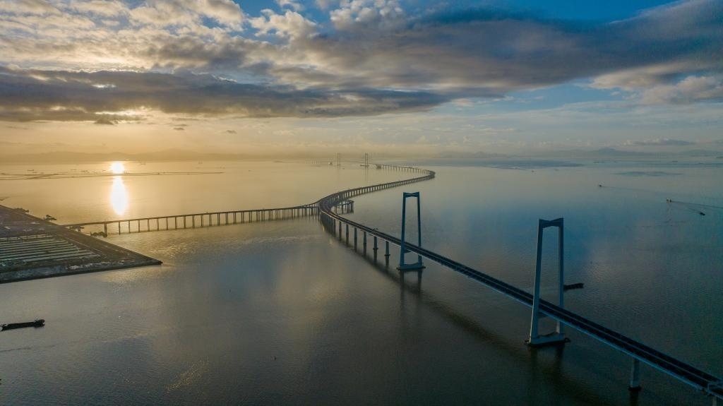 6月27日，沐浴在晨曦中的深中通道（無(wú)人機(jī)照片）。新華社記者毛思倩 攝