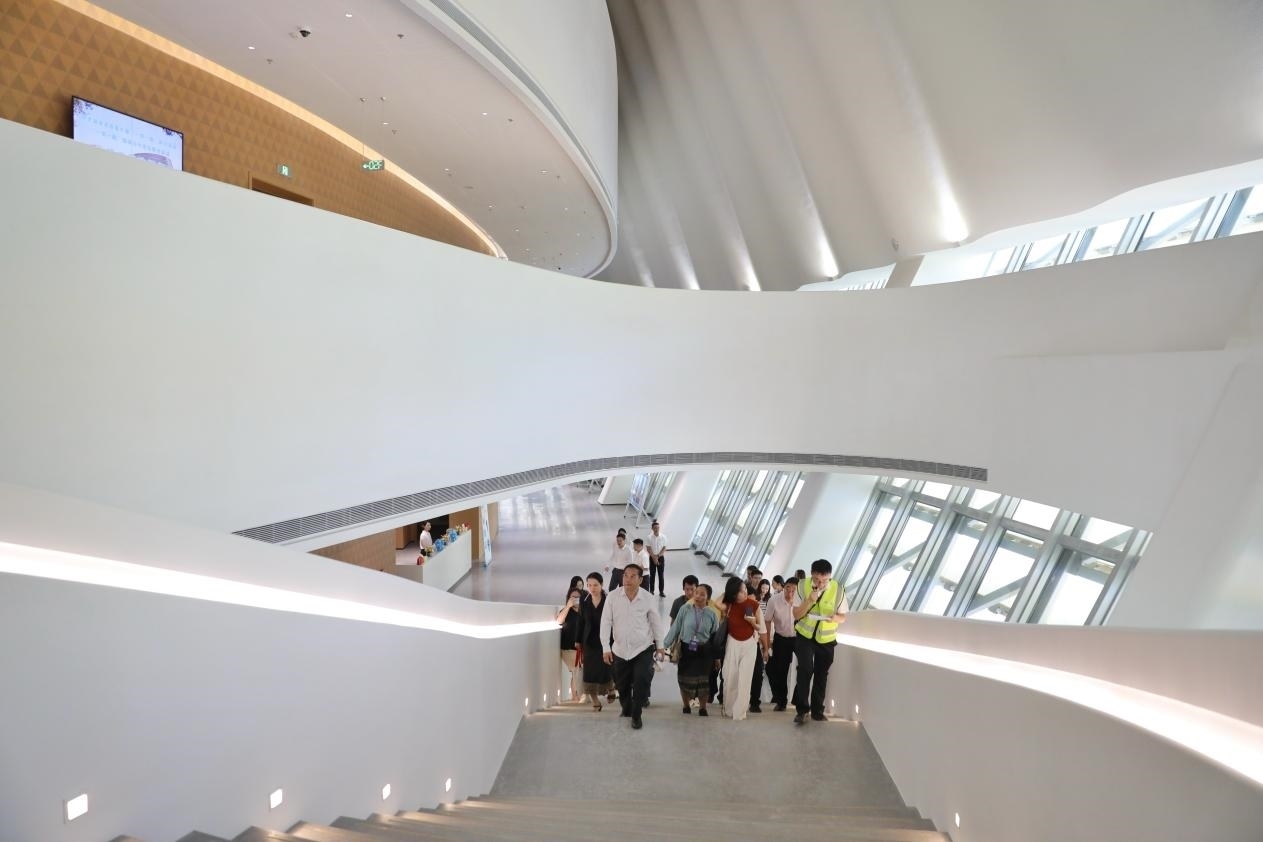 亞洲媒體考察團(tuán)正在上樓。《中國經(jīng)濟(jì)周刊》記者 肖翊攝