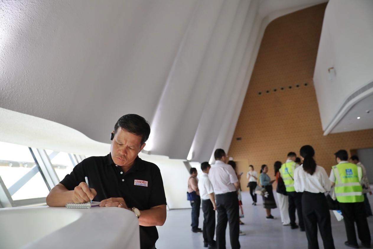 亞洲媒體考察團(tuán)參觀綜合劇場(chǎng)外墻?！吨袊?jīng)濟(jì)周刊》記者 肖翊攝