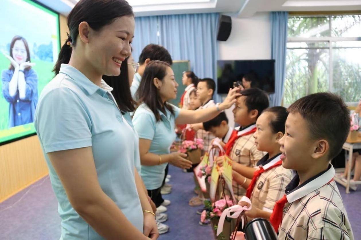 2023年教師節(jié)前，廣西南寧一所學(xué)校，學(xué)生向老師獻(xiàn)上鮮花、賀卡。