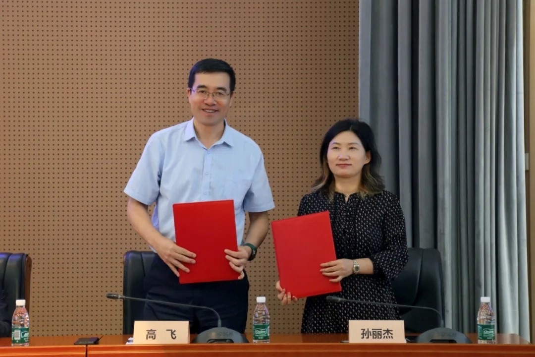 外交學(xué)院副院長高飛與中國國際科學(xué)技術(shù)合作協(xié)會(huì)執(zhí)行副會(huì)長兼秘書長孫麗杰簽署戰(zhàn)略合作備忘錄并啟動(dòng)科技外交官搖籃計(jì)劃。主辦方供圖