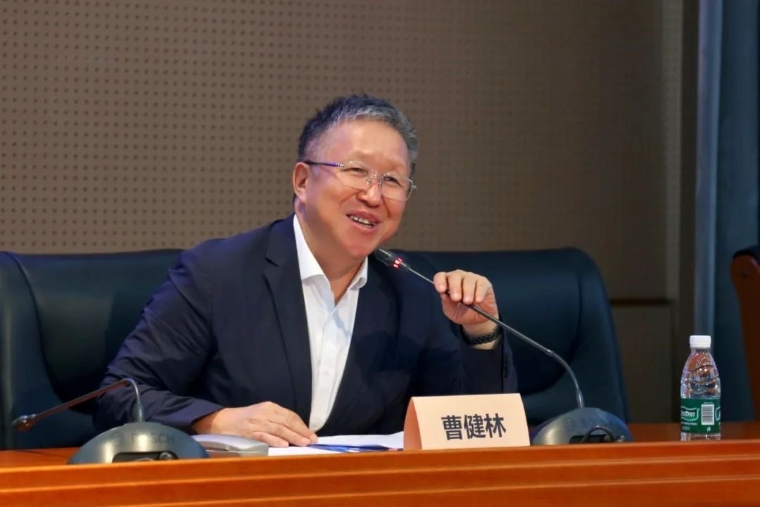 科技部原副部長、十三屆全國政協(xié)教科衛(wèi)體委員會(huì)副主任、現(xiàn)任季華實(shí)驗(yàn)室理事長、主任曹健林致辭。主辦方供圖