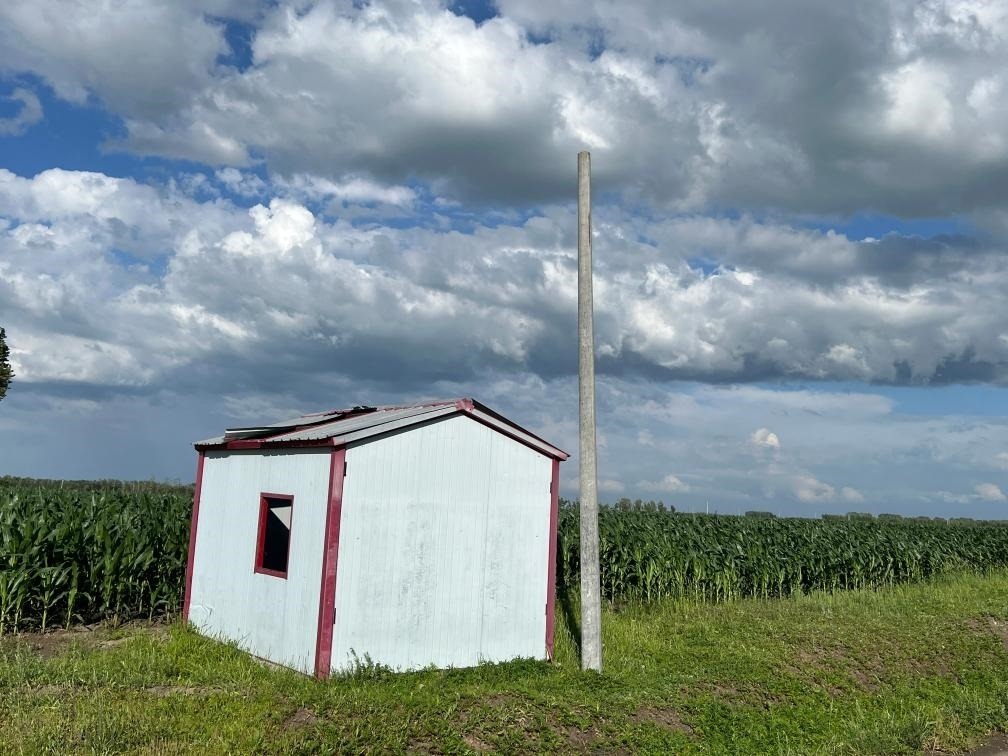 林甸縣一處保護水源井的鐵皮房出現(xiàn)破損，未見配套設(shè)備。新華社記者董寶森攝