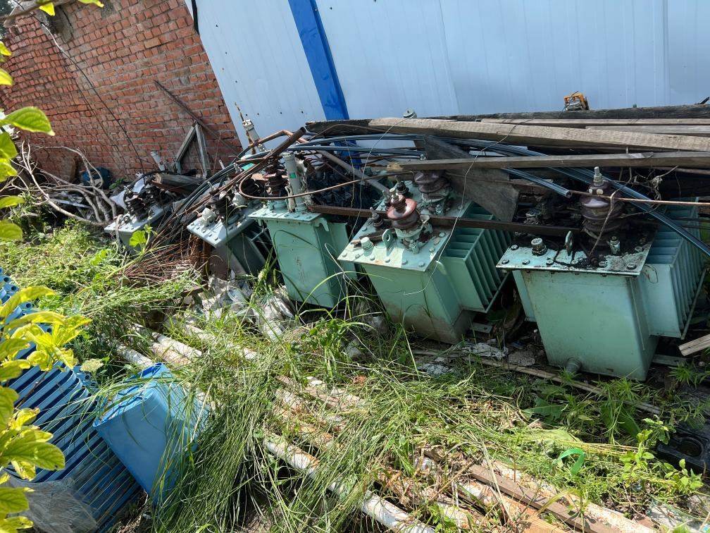 存放在農(nóng)戶家中的變壓器。新華社記者董寶森攝