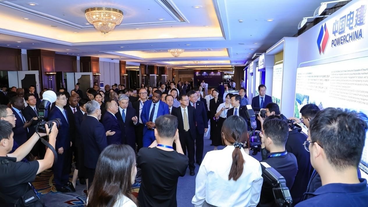 與會嘉賓參觀主題展覽。主辦方供圖