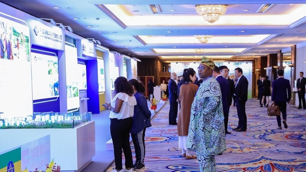 與會嘉賓參觀主題展覽。主辦方供圖