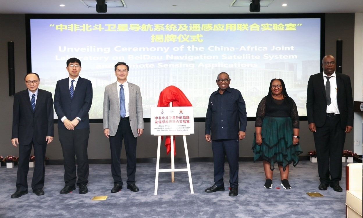 中非北斗衛(wèi)星導(dǎo)航系統(tǒng)及遙感應(yīng)用聯(lián)合實(shí)驗(yàn)室在北京航空航天大學(xué)揭牌。校方供圖