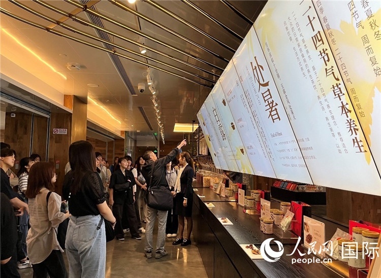 2. 日中友好協(xié)會青年代表團(tuán)一行學(xué)習(xí)24節(jié)氣養(yǎng)生知識。（人民網(wǎng)記者陳思 攝）