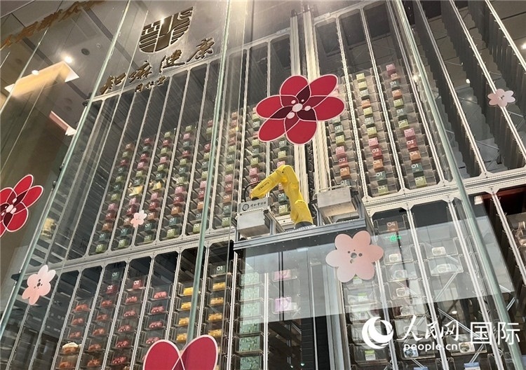 6. 機械臂正在取貨。（人民網(wǎng)記者陳思 攝）