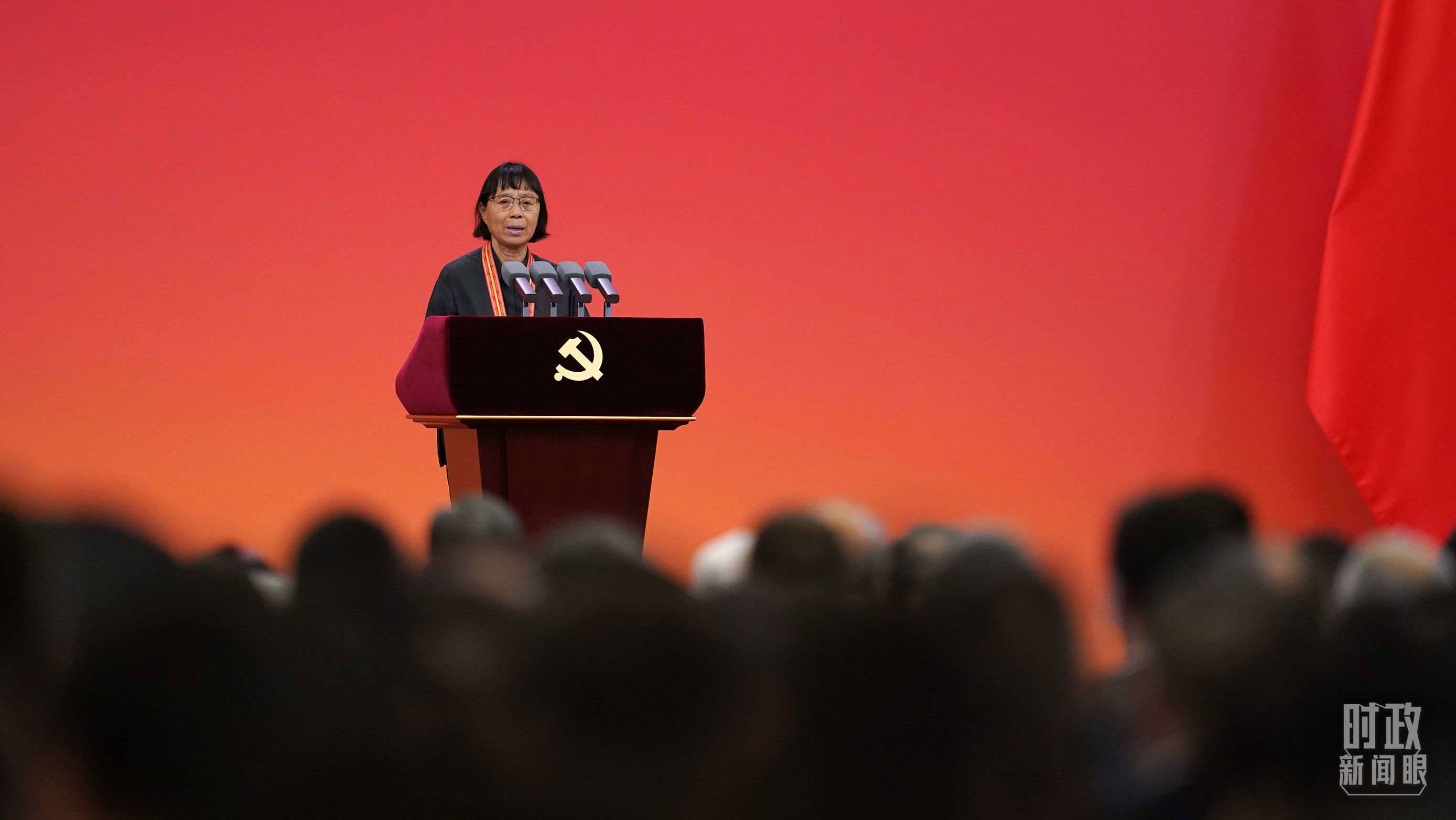 △2021年6月，幫助數(shù)千名貧困山區(qū)女孩圓夢大學的人民教師張桂梅，代表“七一勛章”獲得者發(fā)言。（總臺國廣記者李晉拍攝）