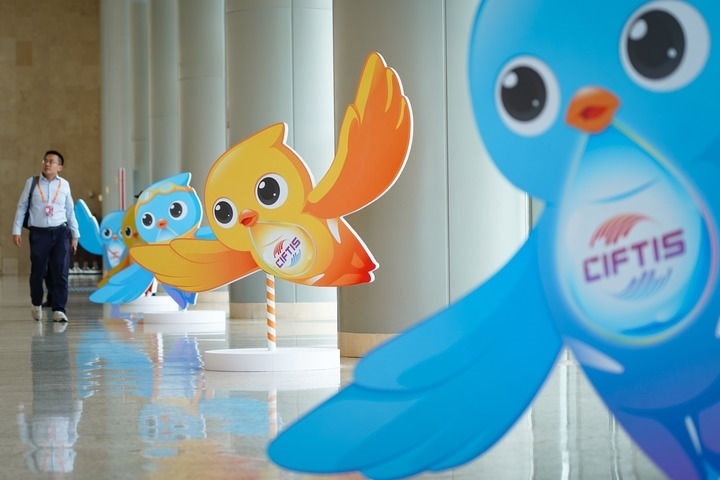 2024年9月11日在國家會議中心拍攝的服貿會吉祥物“福燕”形象。新華社記者 陳鐘昊 攝