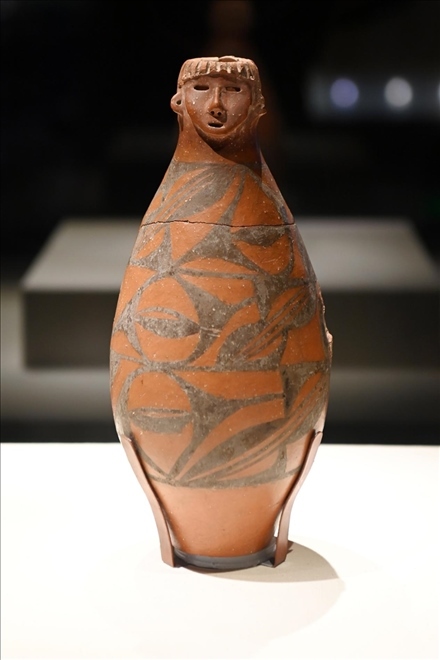 大地灣出土的人頭形器口彩陶瓶。新華社記者 范培珅 攝