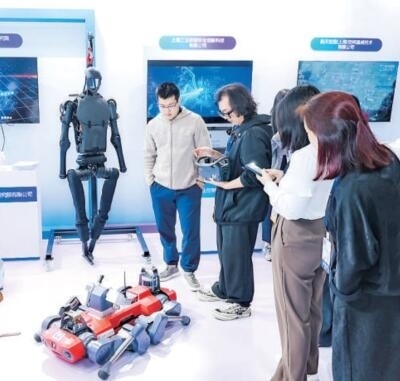普陀區(qū)“中華武數(shù)”科創(chuàng)集市上，展位工作人員在向觀眾展示機(jī)器人。資料圖片