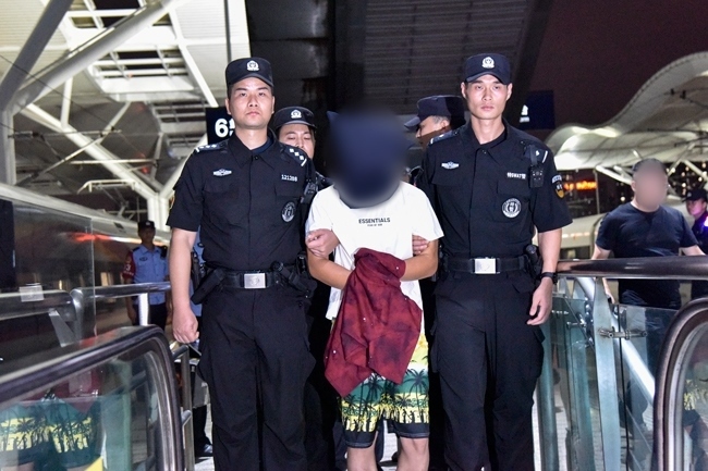 一名潛逃柬埔寨的犯罪嫌疑人被押解回國。公安部供圖