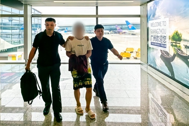 一名潛逃柬埔寨的犯罪嫌疑人被押解回國。公安部供圖