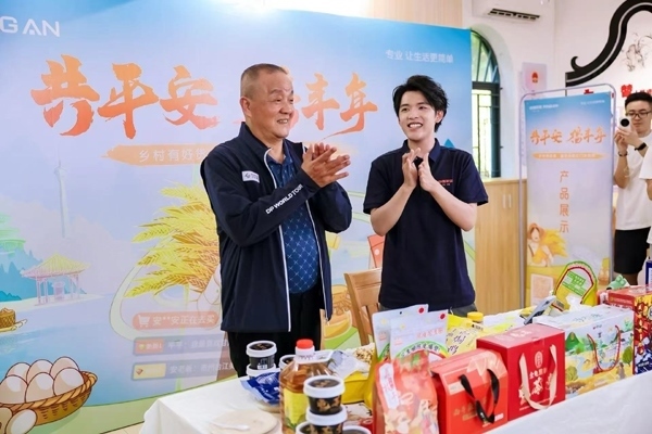 中國平安向兩所學(xué)校及部分高考升學(xué)學(xué)子進(jìn)行了公益捐贈(zèng)