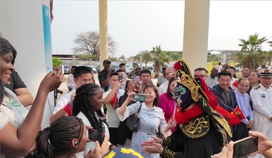 川劇變臉《蜀風(fēng)妙韻》。內(nèi)圖大學(xué)孔子學(xué)院供圖