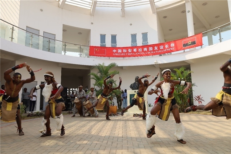 安哥拉民族舞。內(nèi)圖大學(xué)孔子學(xué)院供圖