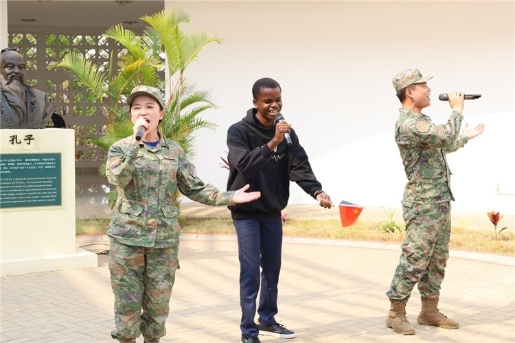 孔院學(xué)生與中國(guó)海軍官兵合唱《天地龍鱗》。內(nèi)圖大學(xué)孔子學(xué)院供圖