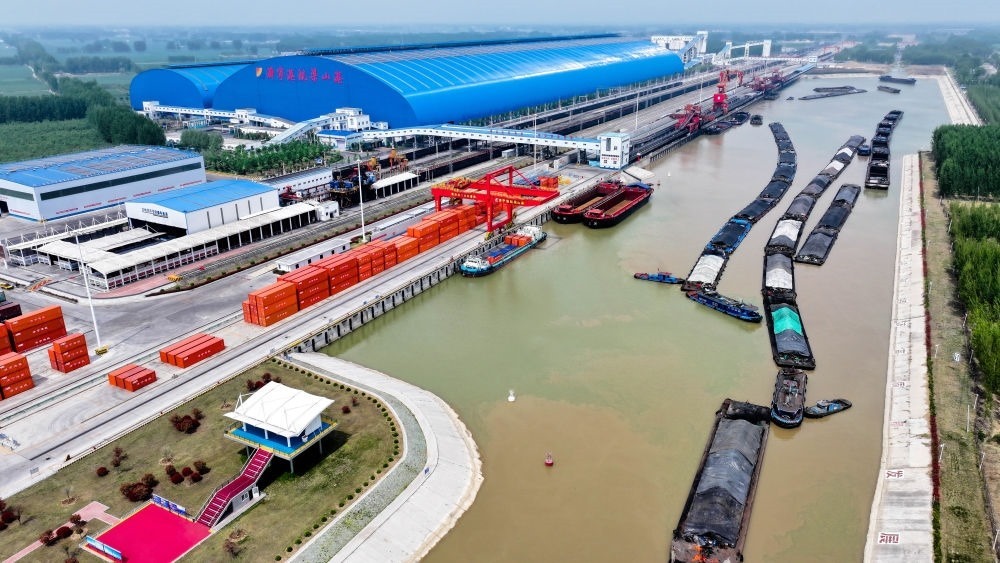2024年4月24日，船舶行駛在山東濟寧港航梁山港航道上（無人機照片）。近年來，山東省加快構(gòu)建沿黃陸海大通道，有效促進黃河流域各省區(qū)物流降本增效，實現(xiàn)更高水平對外開放。
