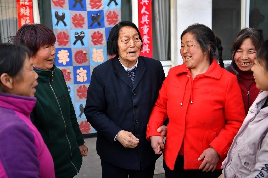 2019年3月23日，申紀(jì)蘭（左三）在山西省平順縣西溝村與村民分享全國兩會精神。新華社記者 曹陽 攝