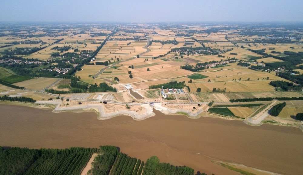 2024年6月19日，位于黃河高青段的馬扎子引黃閘開閘引水（無人機照片）。5月1日至6月18日，山東省累計啟用引黃閘63座，引黃河水量10.06億立方米，保障農(nóng)業(yè)灌溉需求。