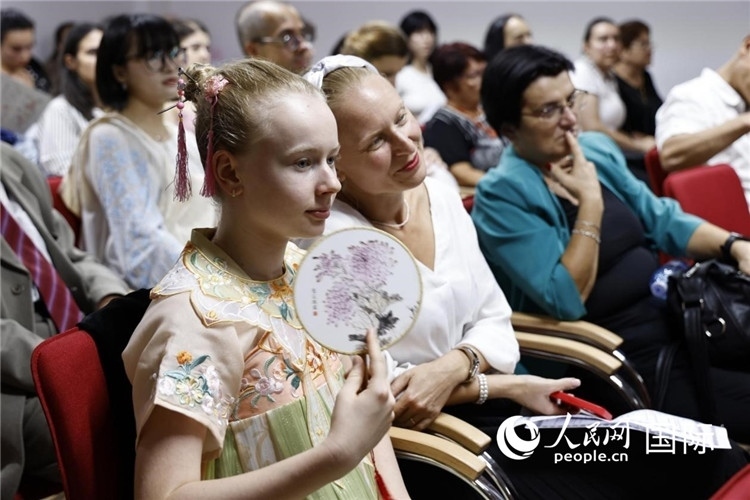 現(xiàn)在嘉賓觀看表演。傅永山攝