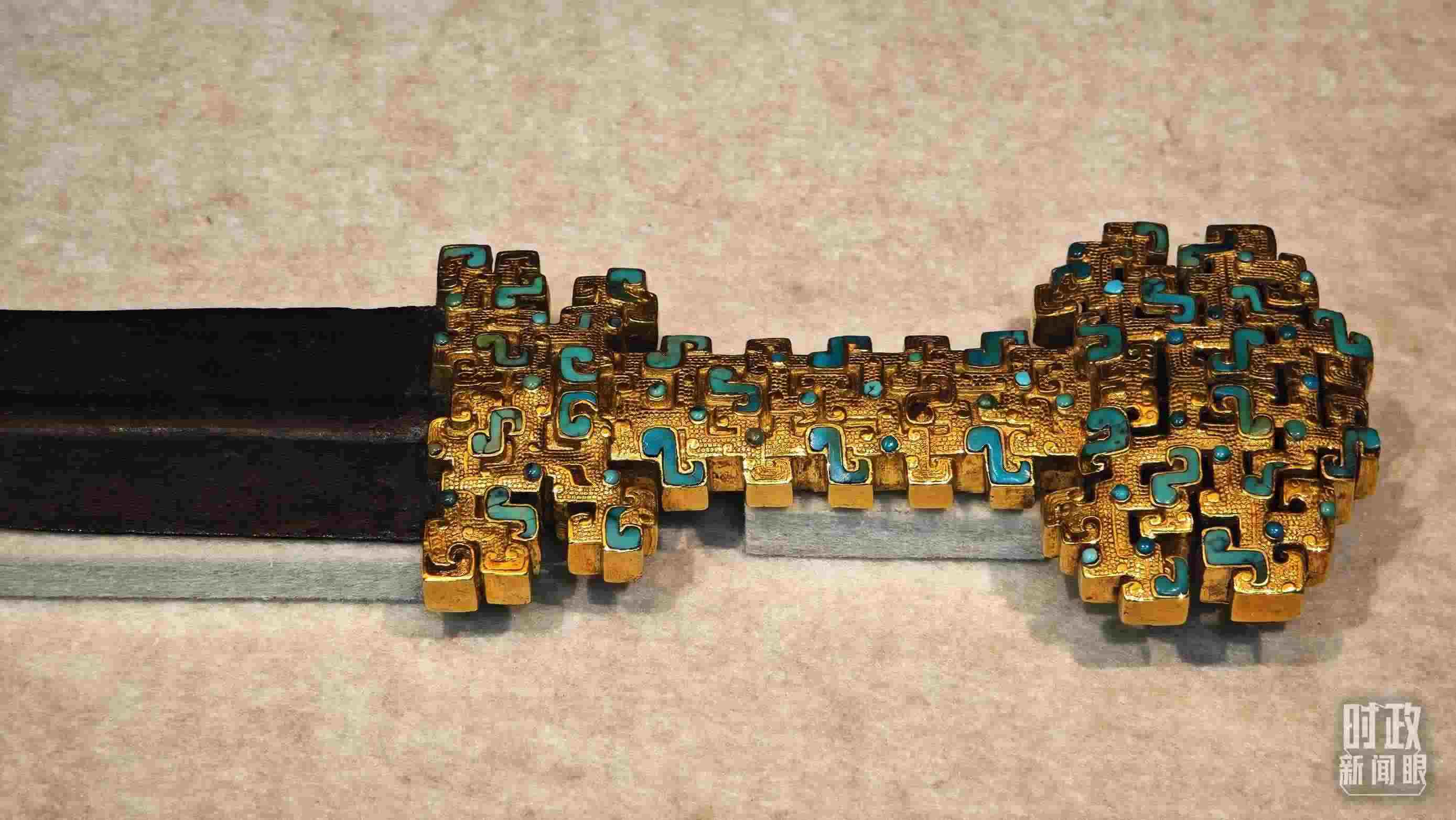 △這是1992年寶雞市益門二號墓出土的金柄鐵劍，劍柄嵌有綠松石。（總臺央視記者彭漢明拍攝）