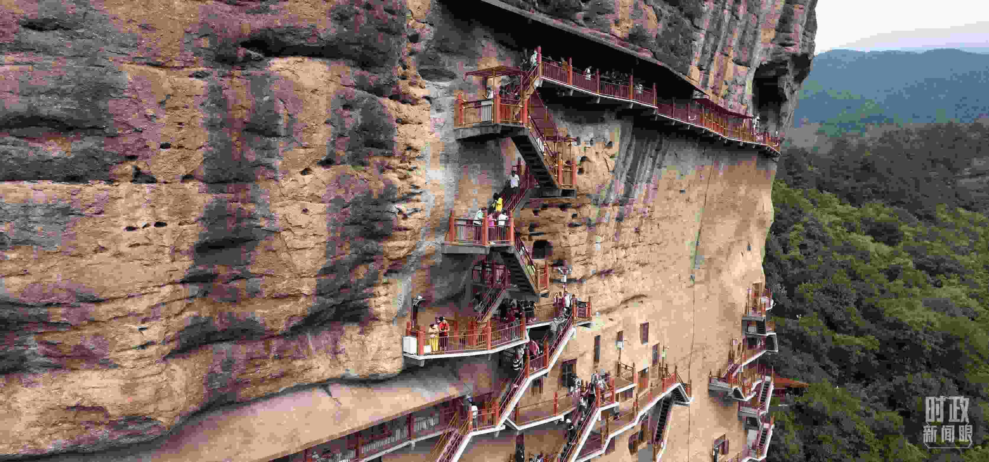 △麥積山石窟是國家5A級旅游景區(qū)，2024年上半年累計接待游客57萬人。（總臺國廣記者李晉拍攝）