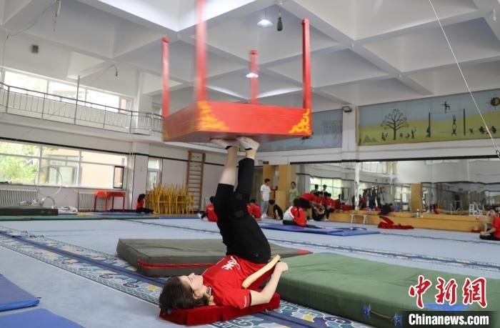 9月13日，美國雜技學(xué)員杰克正在中國“雜技之鄉(xiāng)”吳橋練習(xí)“蹬技”。 馬天龍 攝