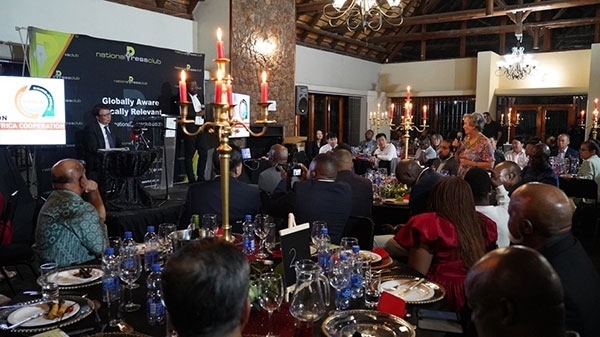 吳大使回答記者提問。人民網(wǎng) 劉暢攝