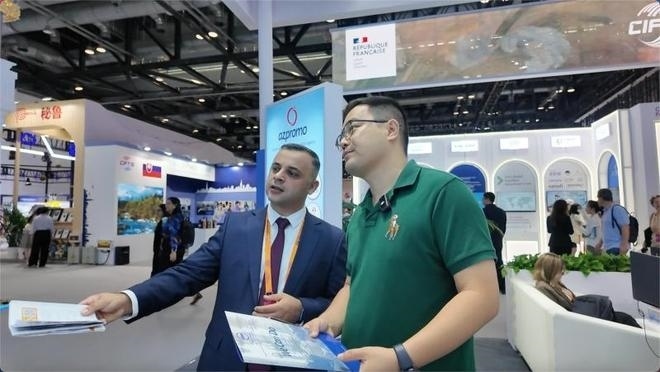 伊和·阿塔里扎德介紹阿塞拜疆產(chǎn)業(yè)園。人民網(wǎng)記者 楊倩攝