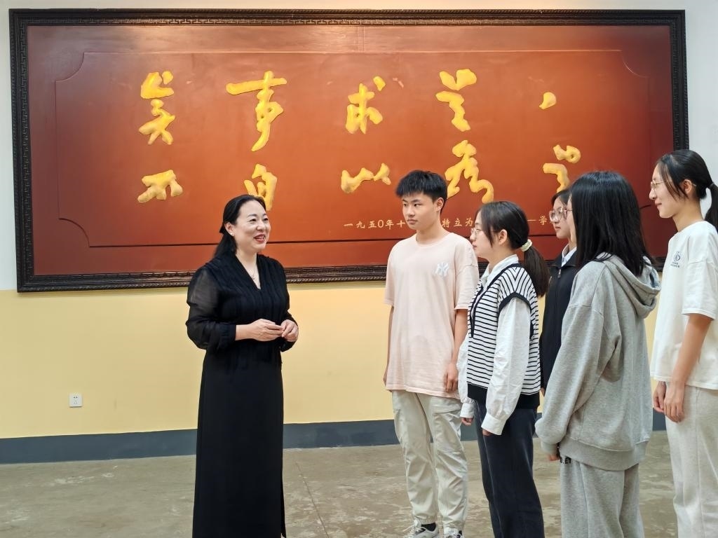 湖南第一師范學(xué)院思政課教師正在為學(xué)生講述紅色校史。（受訪者供圖）