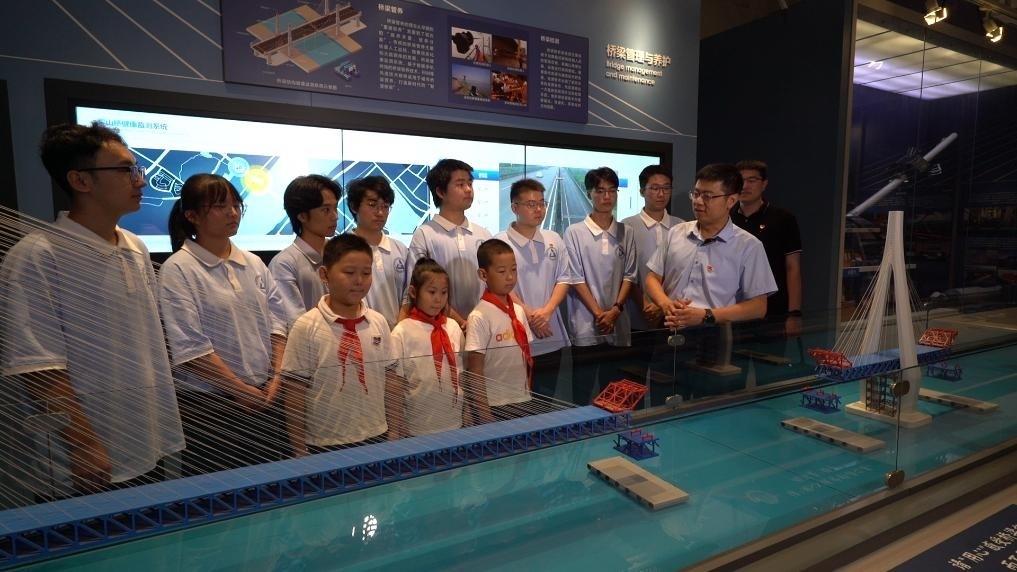 哈爾濱工業(yè)大學(xué)交通學(xué)院教師李順龍?jiān)谥袊?guó)橋梁博物館進(jìn)行課程思政與橋梁科普。新華社發(fā)（張潤(rùn) 攝）